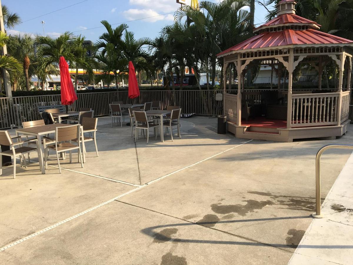 Days Inn & Suites By Wyndham Bonita Springs North Naples Esterno foto