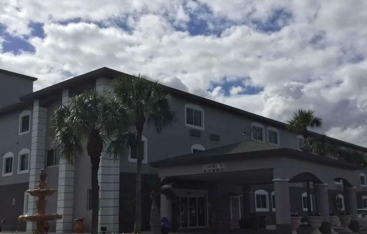 Days Inn & Suites By Wyndham Bonita Springs North Naples Esterno foto