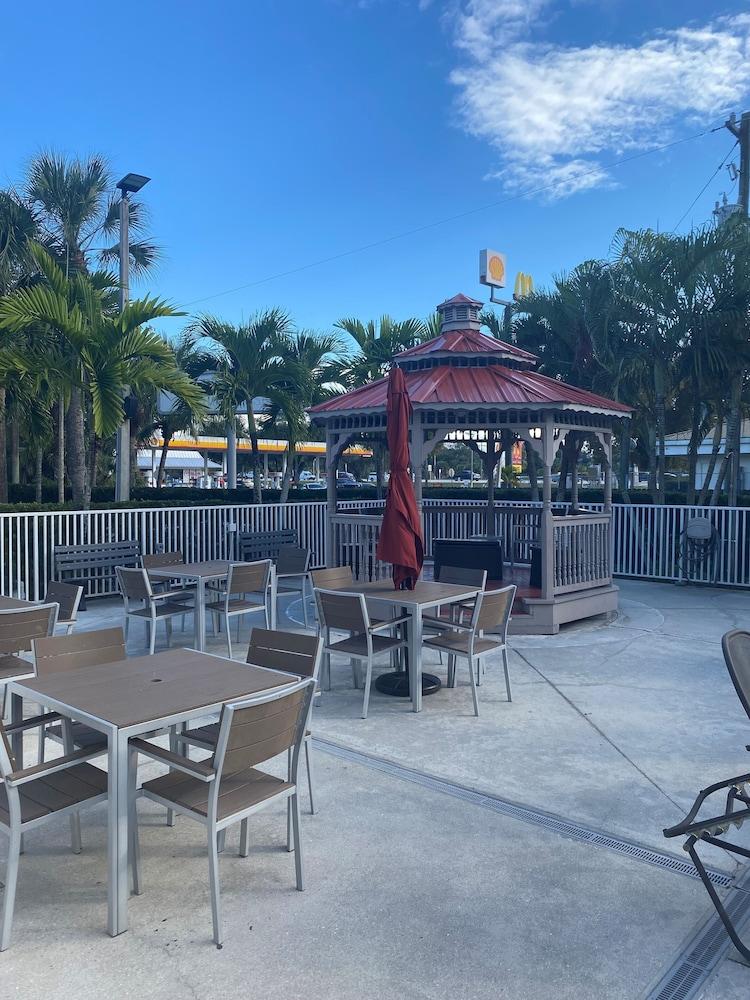 Days Inn & Suites By Wyndham Bonita Springs North Naples Esterno foto
