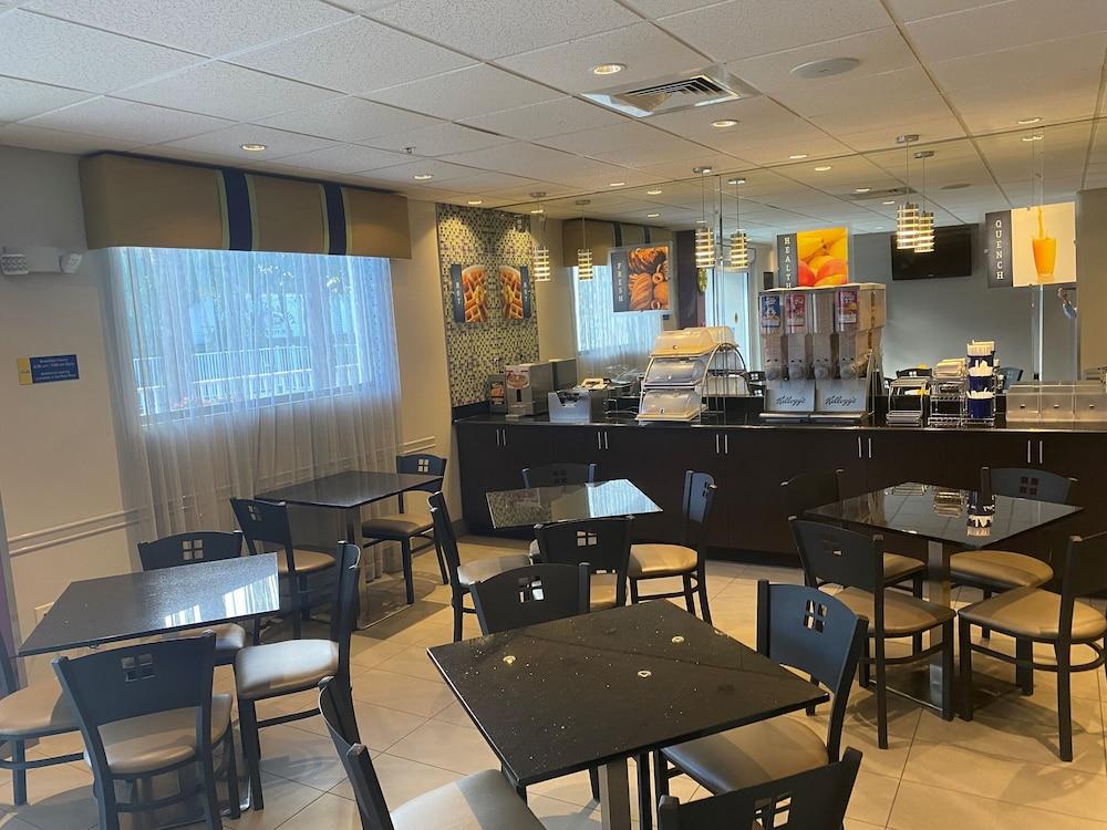 Days Inn & Suites By Wyndham Bonita Springs North Naples Esterno foto