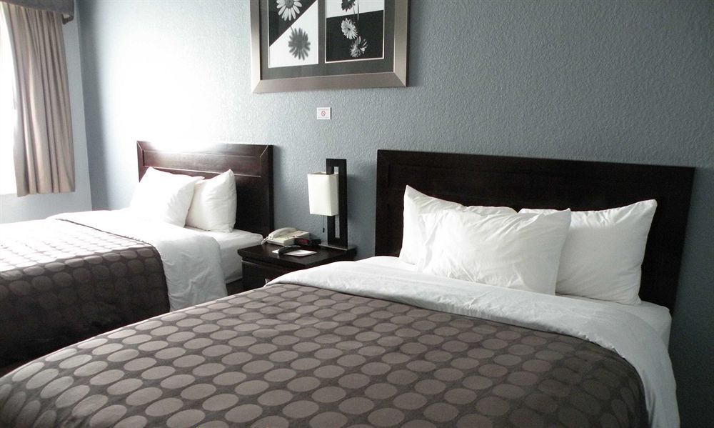 Days Inn & Suites By Wyndham Bonita Springs North Naples Esterno foto