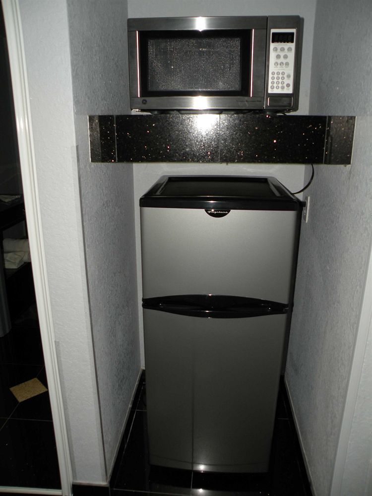Days Inn & Suites By Wyndham Bonita Springs North Naples Esterno foto