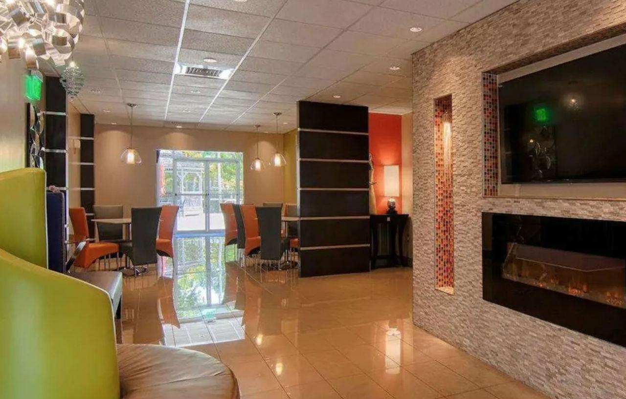 Days Inn & Suites By Wyndham Bonita Springs North Naples Esterno foto