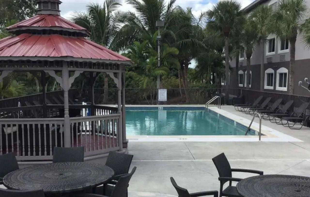 Days Inn & Suites By Wyndham Bonita Springs North Naples Esterno foto